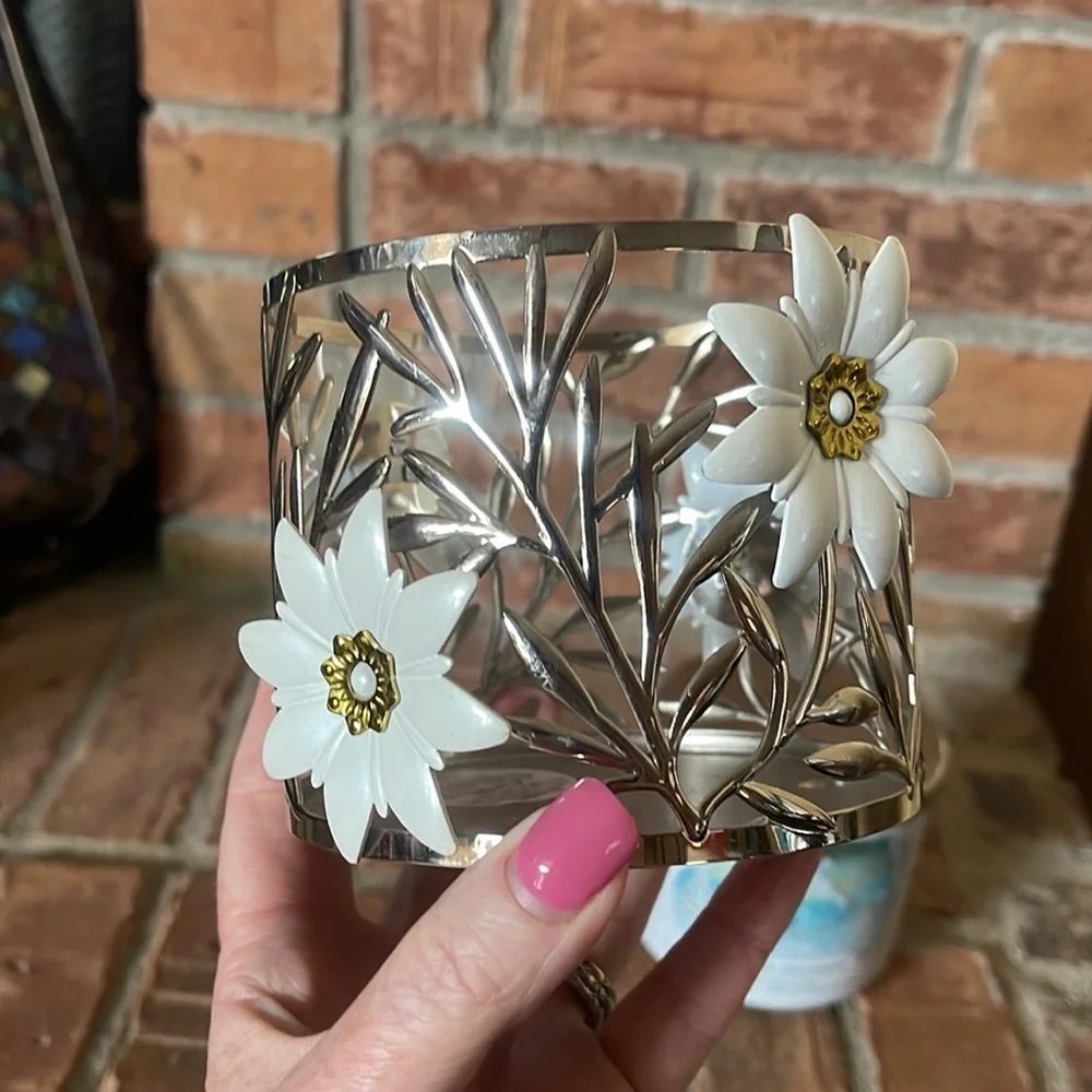 Bath & Body Works Frosted Spearmint Candle w/ White Flowers Floral Metal Holder